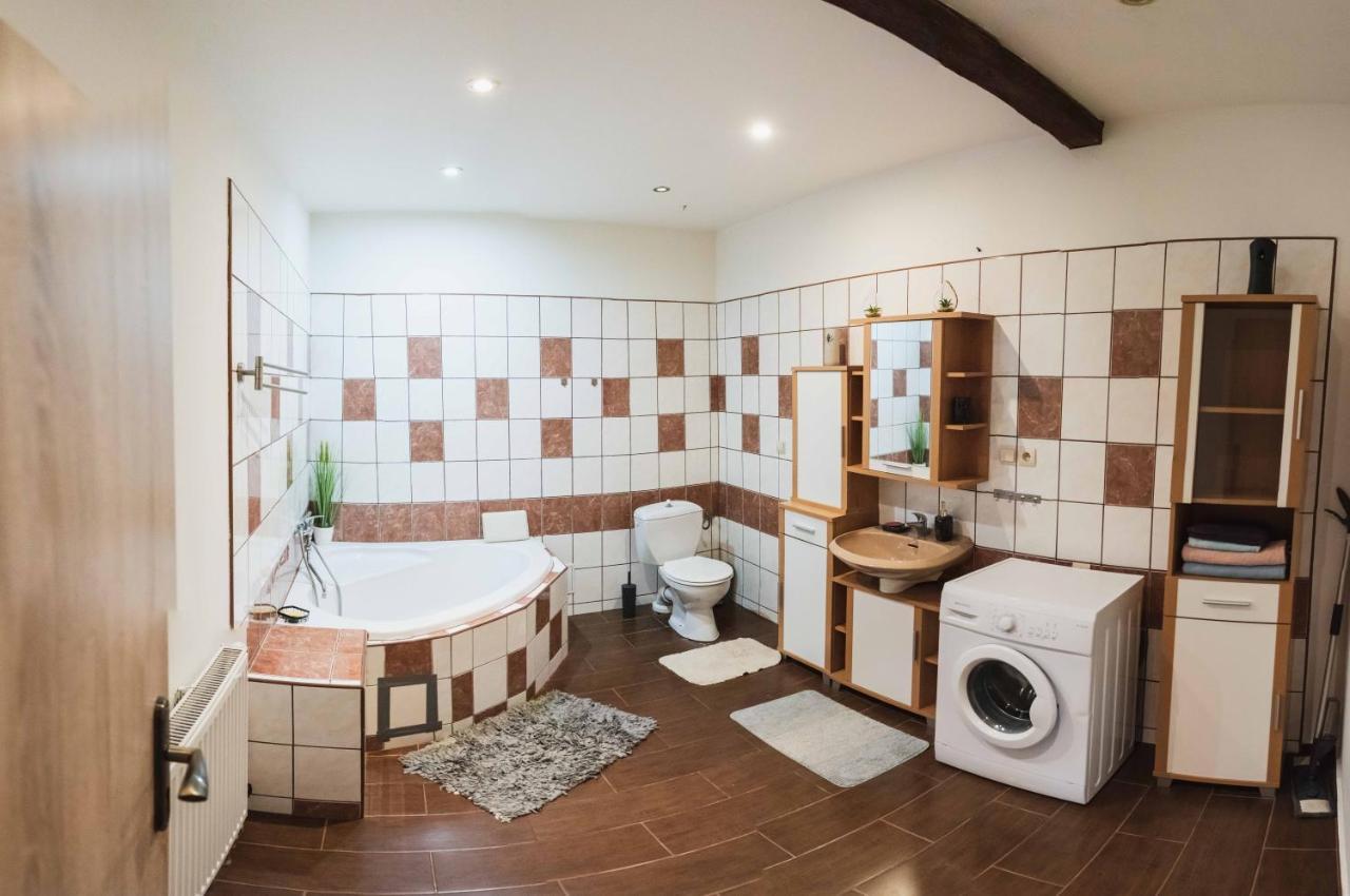 Podkrovní apartmán s výhledem na náměstí Lomnice nad Lužnicí Exteriér fotografie